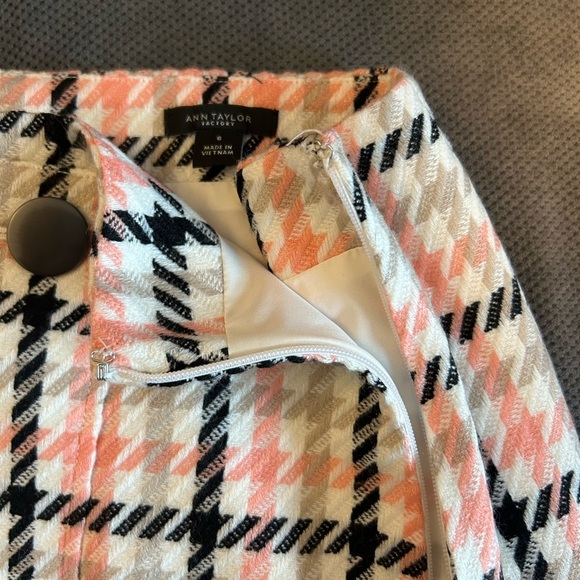 Lined Ann Taylor Factory skirt - Picture 4 of 6